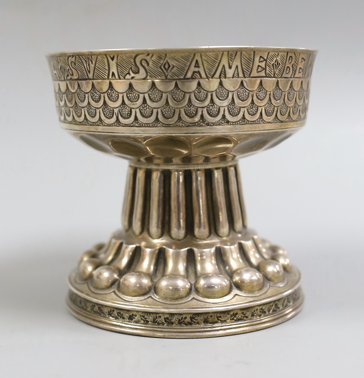 A George V silver replica of The Tudor (Holms) Cup, by Nathan & Hayes, Chester, 1910, the border with Latin inscription, height 11cm, 10.9oz.